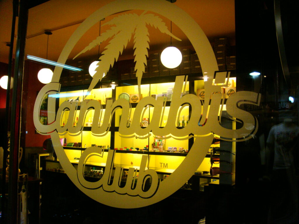 Vetrina di un social club della cannabis a Buenos Aires.