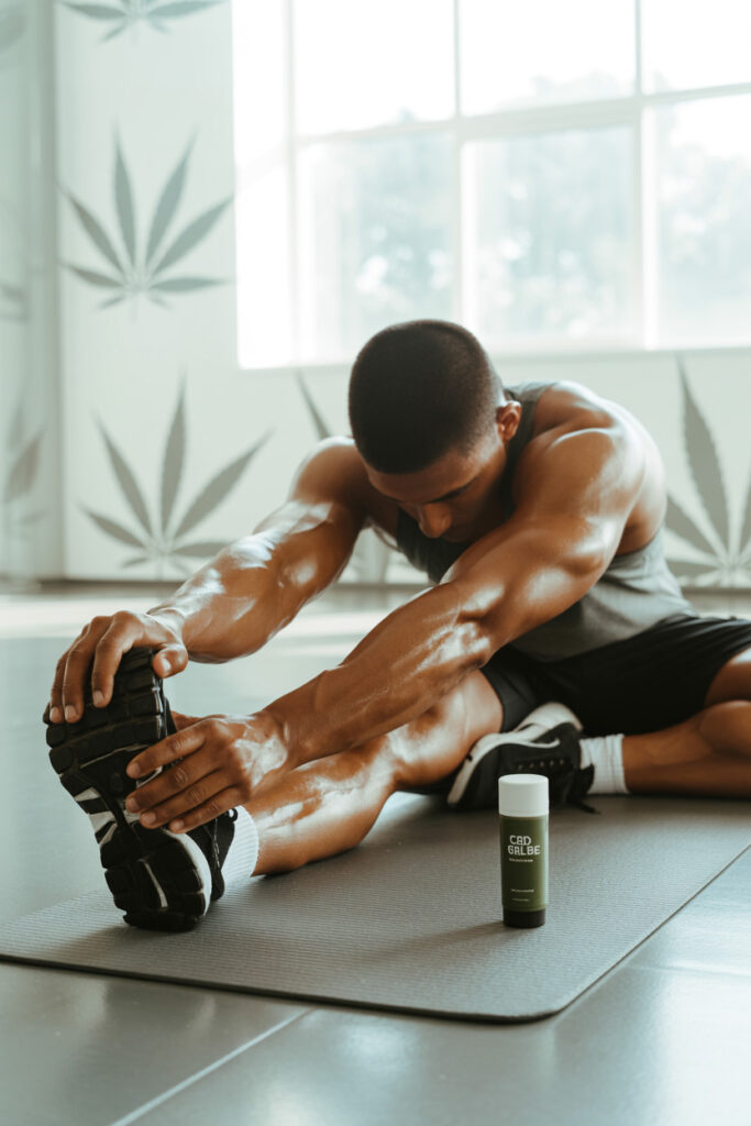 Produits CBD pour la relaxation et la gestion du stress - La femme retrouve le calme au quotidien, couleurs douces, symboles discrets de feuilles de chanvre