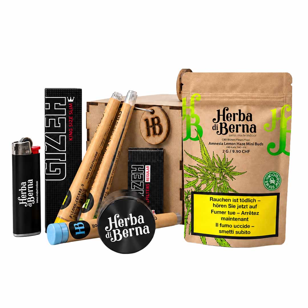 Boîte « Smoker Box » de Herba di Berna contenant 2 g de mini-bourgeons « Amnesia Lemon Haze », ainsi que des joints pré-roulés, un broyeur, un briquet et une boîte en bois pressé