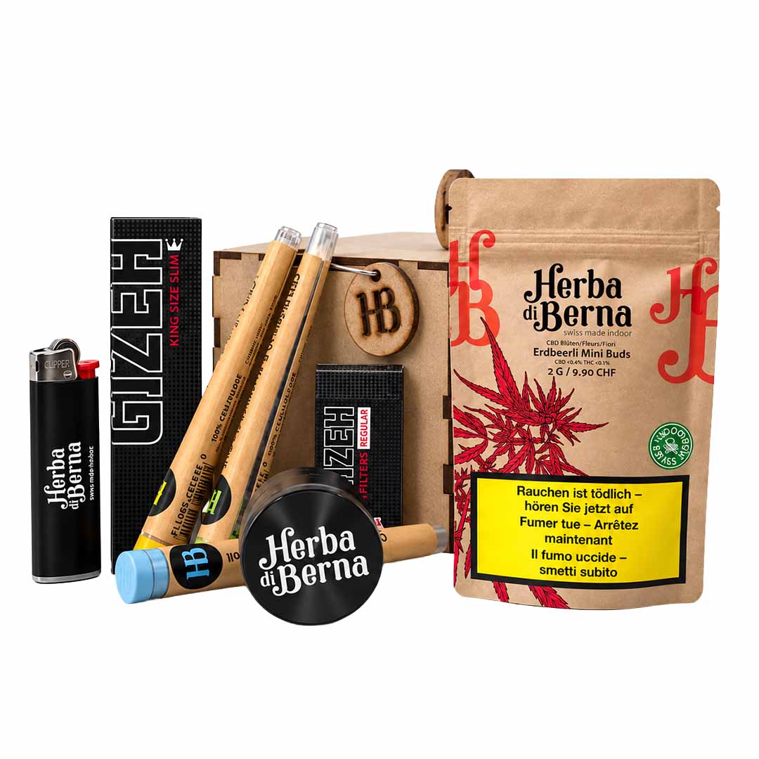 Coffret « Smoker Box » de Herba di Berna contenant 2 g de mini-bourgeons « Erdbeerli » cultivés en intérieur, ainsi que des pré-roulés, un broyeur, un briquet et une boîte en bois pressé