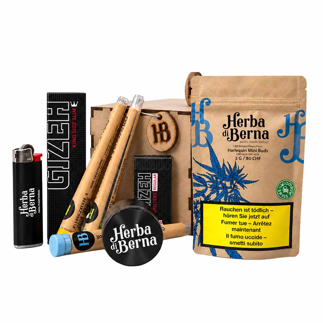 Boîte « Smoker Box » de Herba di Berna contenant 2 g de mini-buds « Harlequin », ainsi que des pré-roulés, un broyeur, un briquet et une boîte en bois pressé