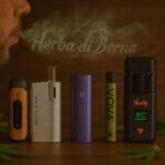 Fünf Vaporizer auf dunklem Holzhintergrund – Wolkenkraft Vita, Äris Ultra, PAX Plus, VOVA und Venty – mit grünlich-weissem Rauch, der das Herba di Berna Logo formt.