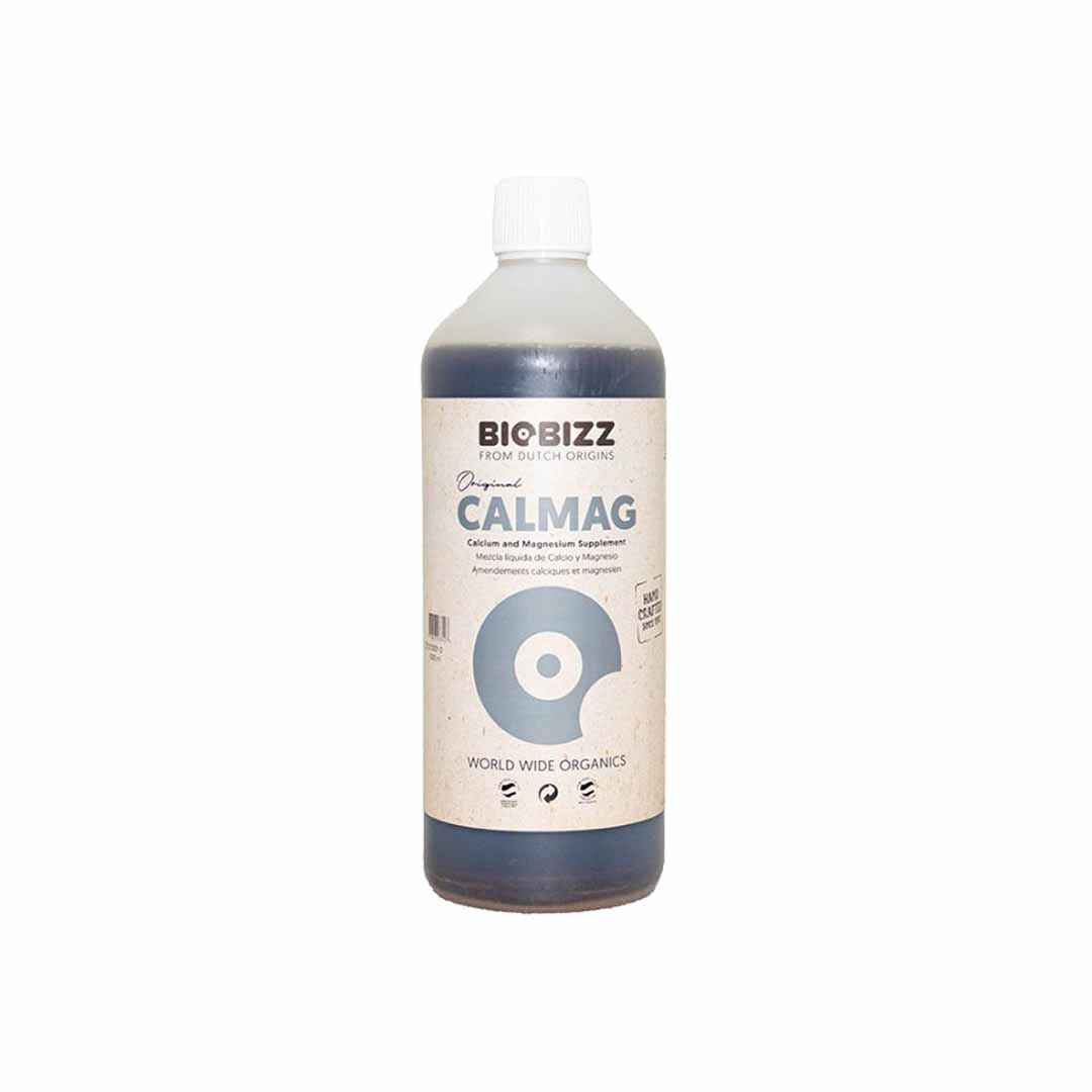 Eine 500ml Flasche BioBizz Calmag, organisches Calcium-Magnesium-Supplement für gesunden CBD-Pflanzenanbau.