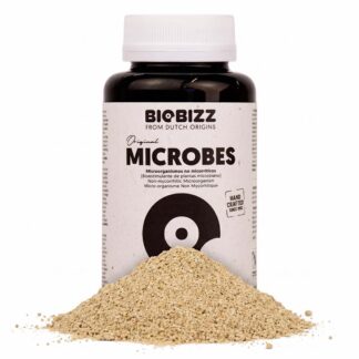 Eine schwarze Dose BioBizz Microbes auf weissem Hintergrund. Hochkonzentrierter organischer Verbund aus Mikroorganismen und Enzymen für einen gesunden CBD Anbau.
