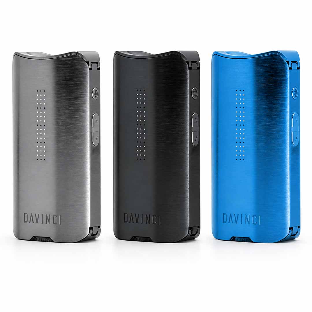 Vaporisateur DaVinci IQ3 en gris, noir et bleu sur fond blanc, image de couverture pour les vaporisateurs d'herbes sèches chez Herba di Berna, Suisse